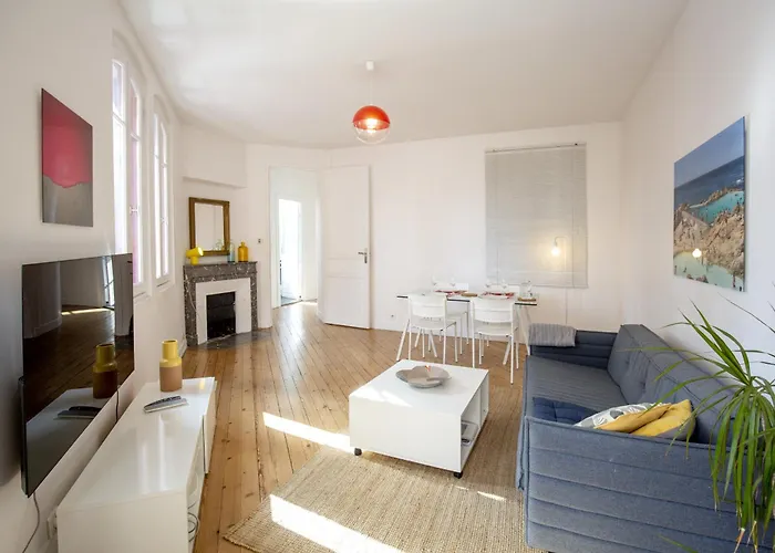 Place Saint Michel アパート